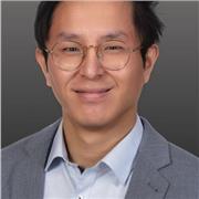 Effektiver Englischunterricht mit einem jungen Business-Studenten